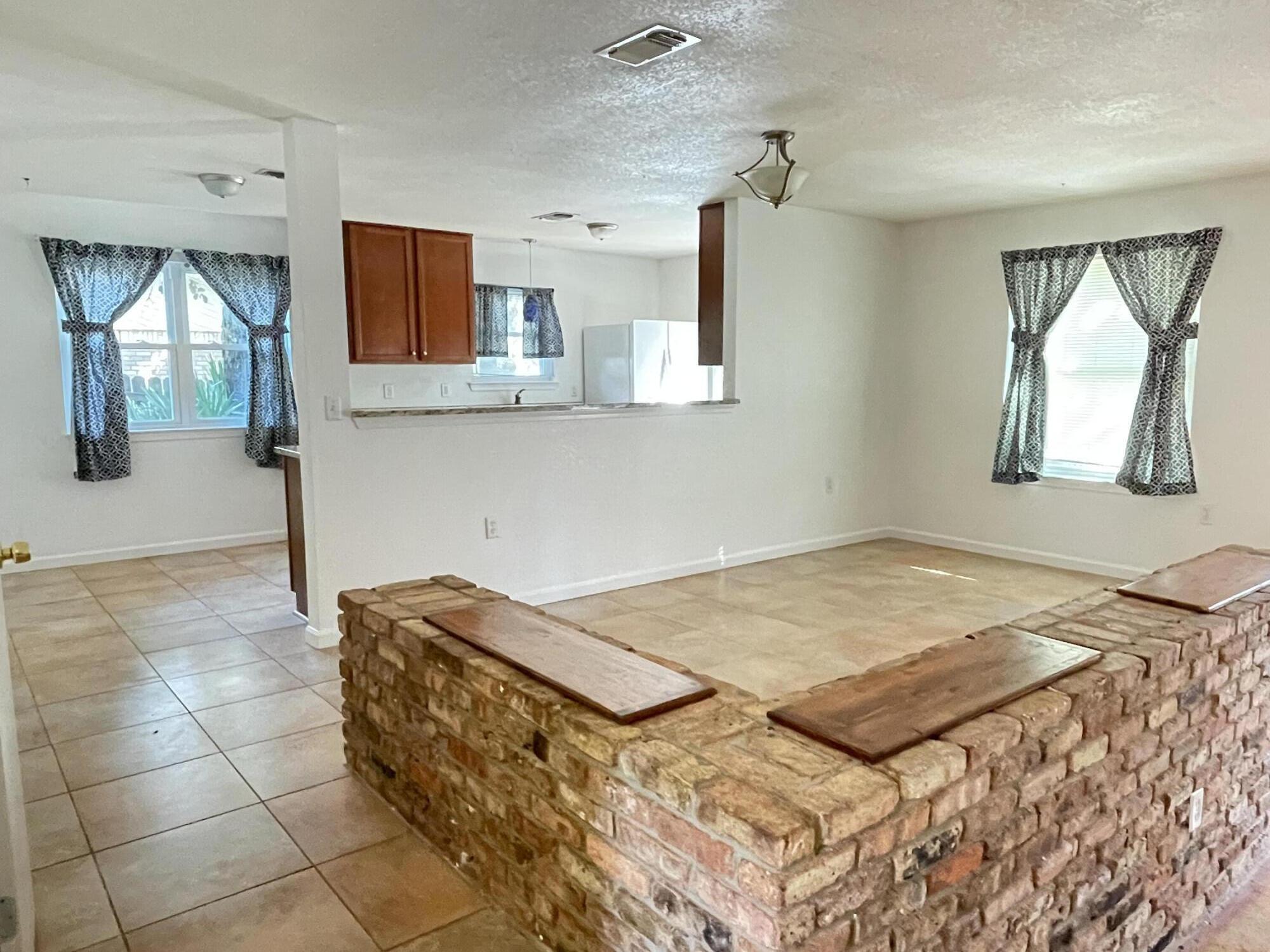 PALM ESTATES UNIT 2 - Residential Lease