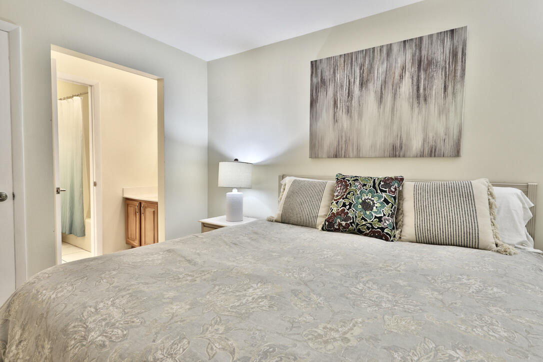 SUMMIT CONDOMINIUM, THE - Residential