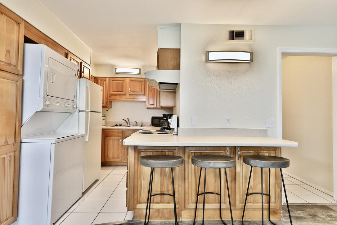 SUMMIT CONDOMINIUM, THE - Residential