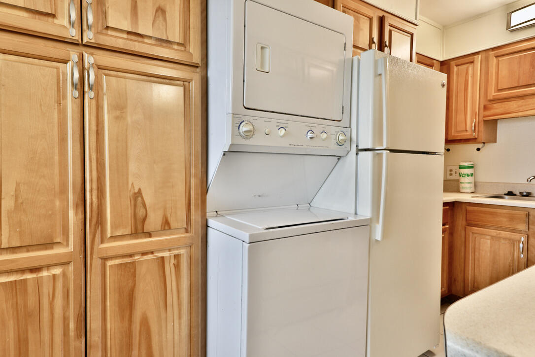 SUMMIT CONDOMINIUM, THE - Residential