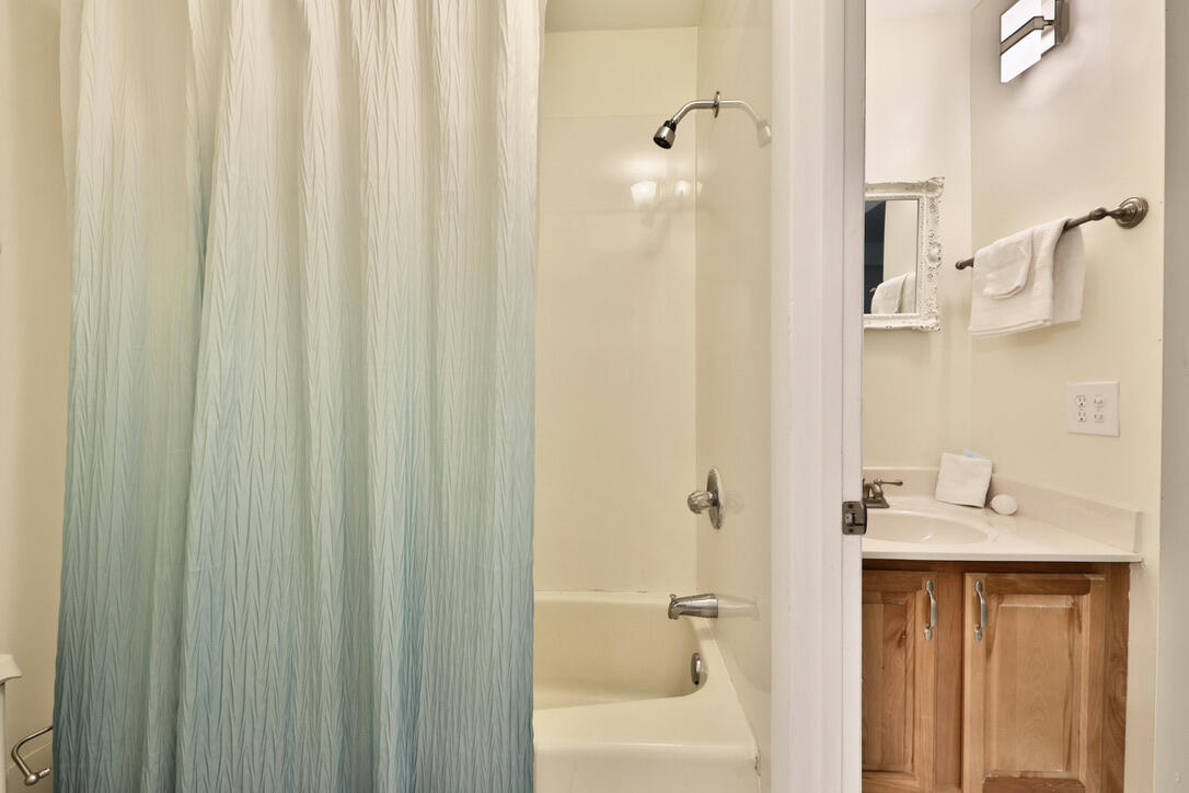 SUMMIT CONDOMINIUM, THE - Residential