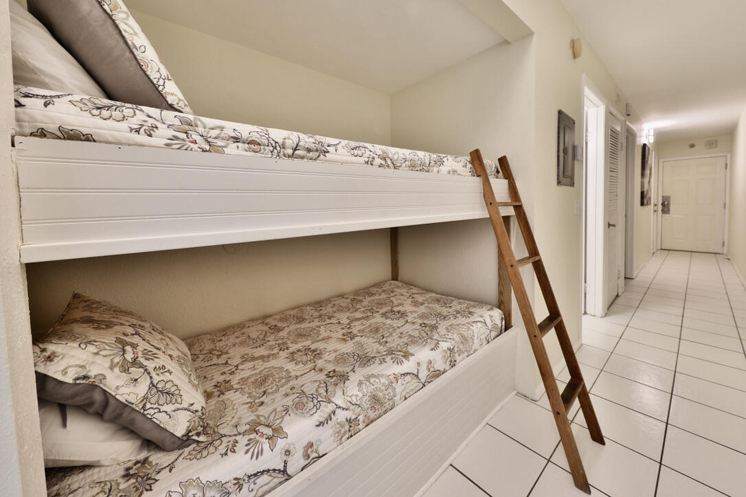 SUMMIT CONDOMINIUM, THE - Residential