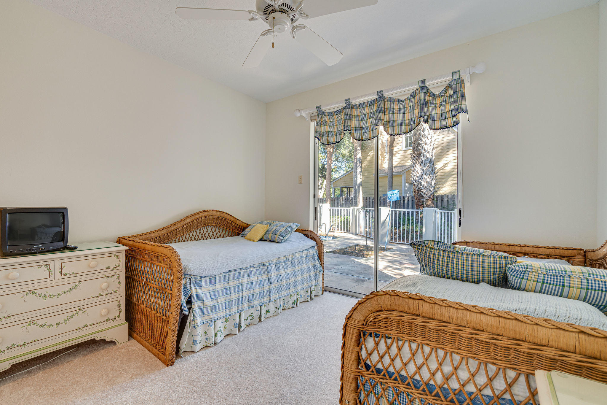 BAYTOWNE AVE EAST - Residential