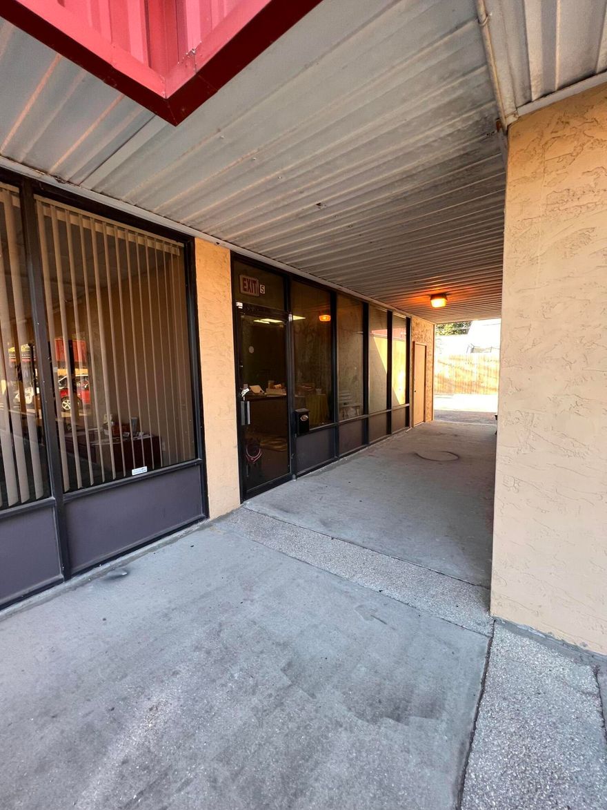 1000 sqft of possibility ! Come by to check out corner unit in plaza right across newly built apartments.Perfect for a hair salon, cafe, restaurant, niche store... etc Cafe nearby brings foot traffic Mon - Saturday until about 3, as well as other shops in the plaza.New toilet + vanity cabinet.Check out today