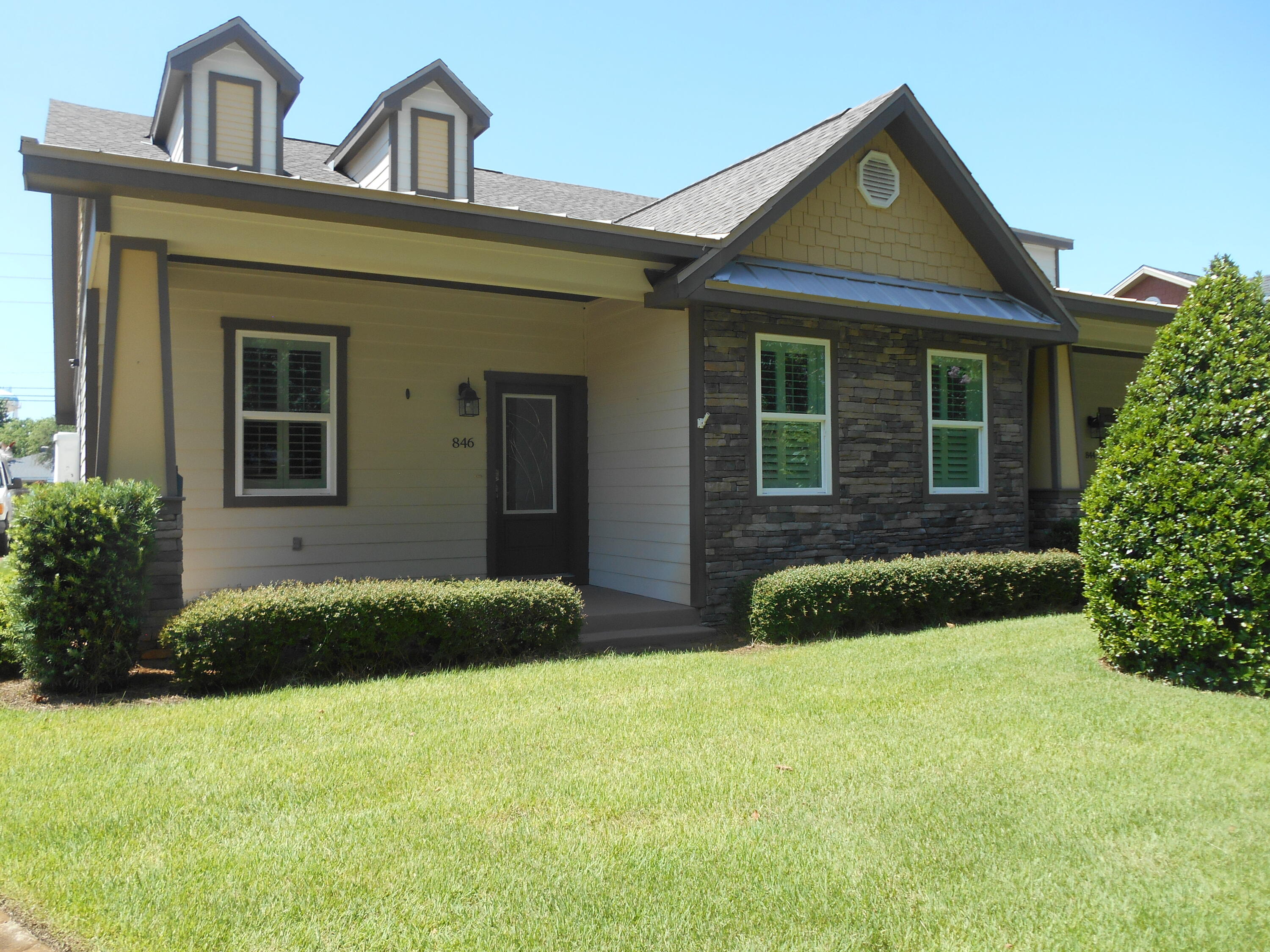 LOCATION!! HEART OF DESTIN. Convenient location. A short drive to Joe's Bayou, the beach, shopping, the Harbor area, and the new Publix on Main Street. Open concept kitchen/living area and eat in area with built in seating area. Granite Countertops, new flooring, plantation shutters for privacy. Stainless appliances, beverage cooler, and other extras. Water filter installed. Soft close cabinets, along with a large walk in pantry! Back yard is fenced, has pavers, and plenty of entertaining space. The 2 car garage is detached.