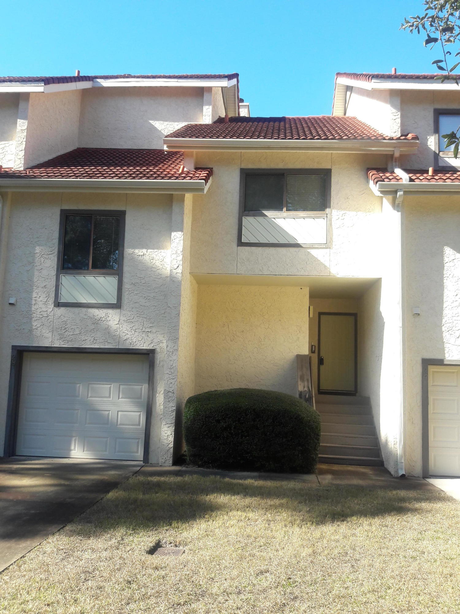 Pristine Retro is the only way you can describe this townhome on the Bay. Vacant and ready for occupancy .Two large bedrooms, Master has a finish loft with a large walk-in closet. Family room with fireplace and the porch has windows to enjoy year round viewing of the bay.Finish room/office in back of garage with built-in desk and file cabinets and a extra large window also has the terrific view of the bay. Water views do notget any better that this location in Bluewater, sunsetsare amazing.