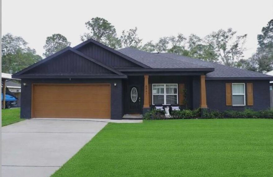 This gorgeous -  modern 3 bedroom, 2 bathroom home is located in a quiet, friendly Navarre neighborhood.  2-car garage  Private backyard - perfect for relaxing or entertaining.  Minutes from Emerald waters of Navarre Beach Close to grocery stores, shopping, dining, and everyday essentials