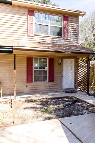 CUTE END UNIT TOWNHOME READY FOR NEW OWNER!!! FRESH Paint, Newer Appliances: Refrigerator, Dishwasher & stove Includes Newer Washer and Dryer! 2 Bedroom 2 Bath, New Tile!! New Family room Carpet. NICE Hardwood DECK in Fenced in Back Yard! END UNIT in a cul-de-sac! CENTRAL FT WALTON BEACH, QUIET NEIGHBORHOOD! Minutes from Beach and Shopping!! 2015 HVAC, 2013 Hot water Heater