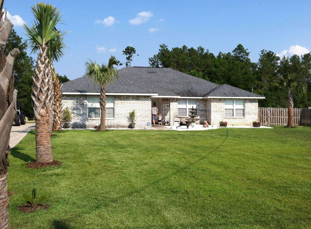 Beautiful 3 bedroom 2 bathroom home located in South crestview. The spacious master includes an additional bedroom, perfect for use as a home office, nursery or exercise room. The master bathroom has a garden tub, separate shower and a large closet .