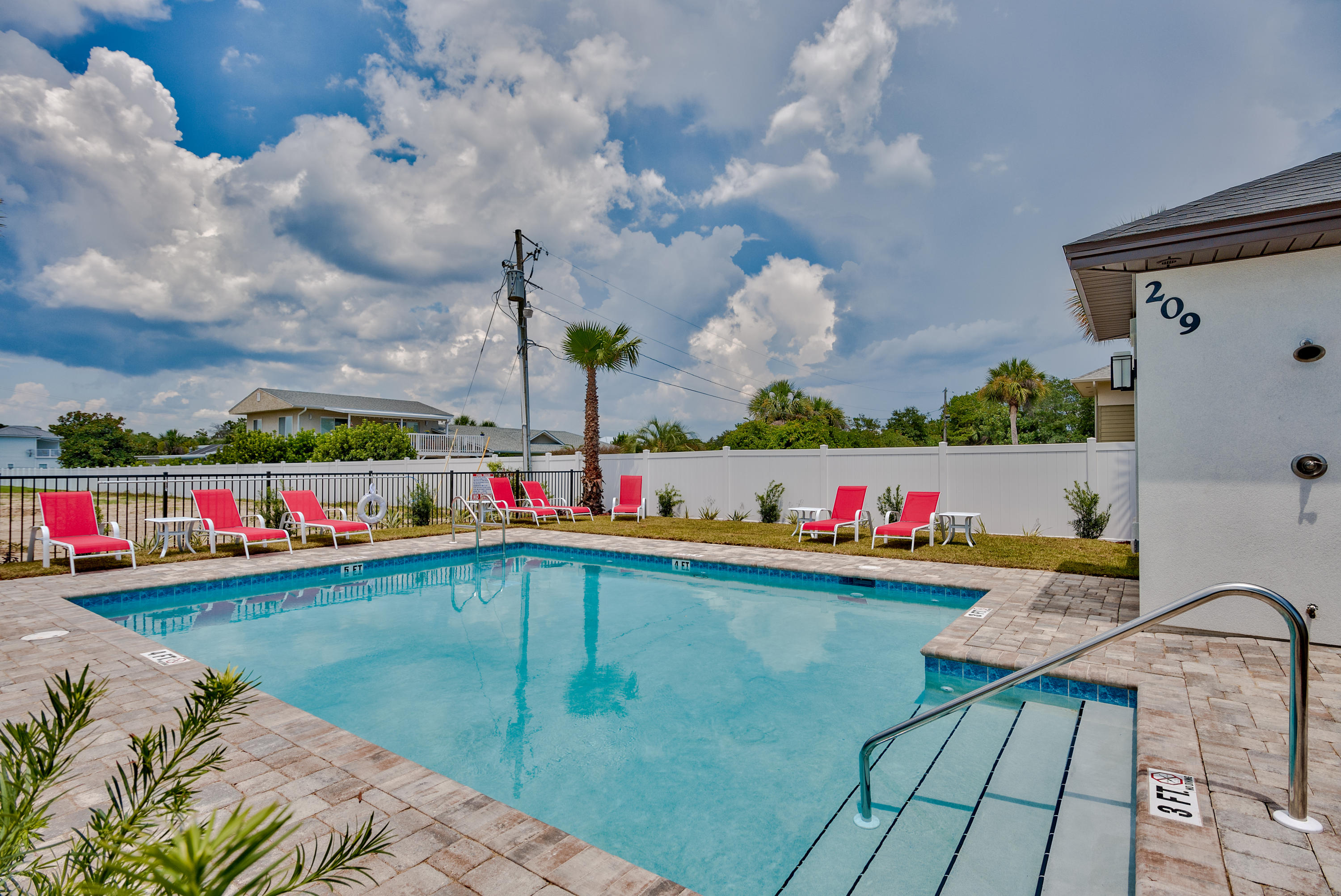 HIDDEN PALMS - Residential