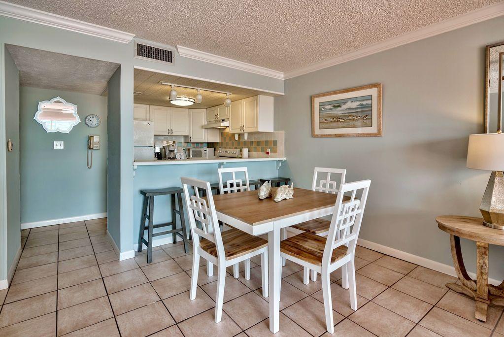 HOLIDAY SURF & RACQUET - Residential