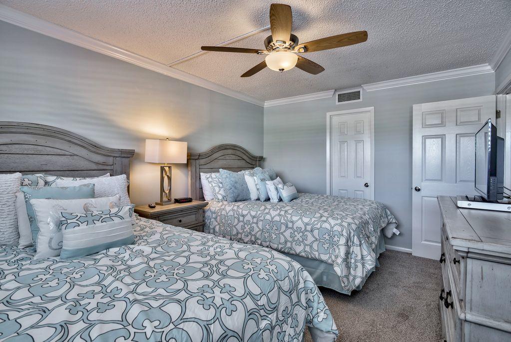 HOLIDAY SURF & RACQUET - Residential