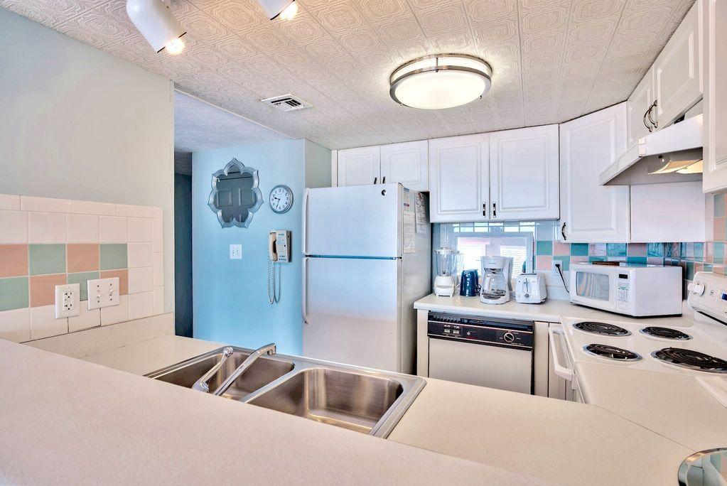 HOLIDAY SURF & RACQUET - Residential