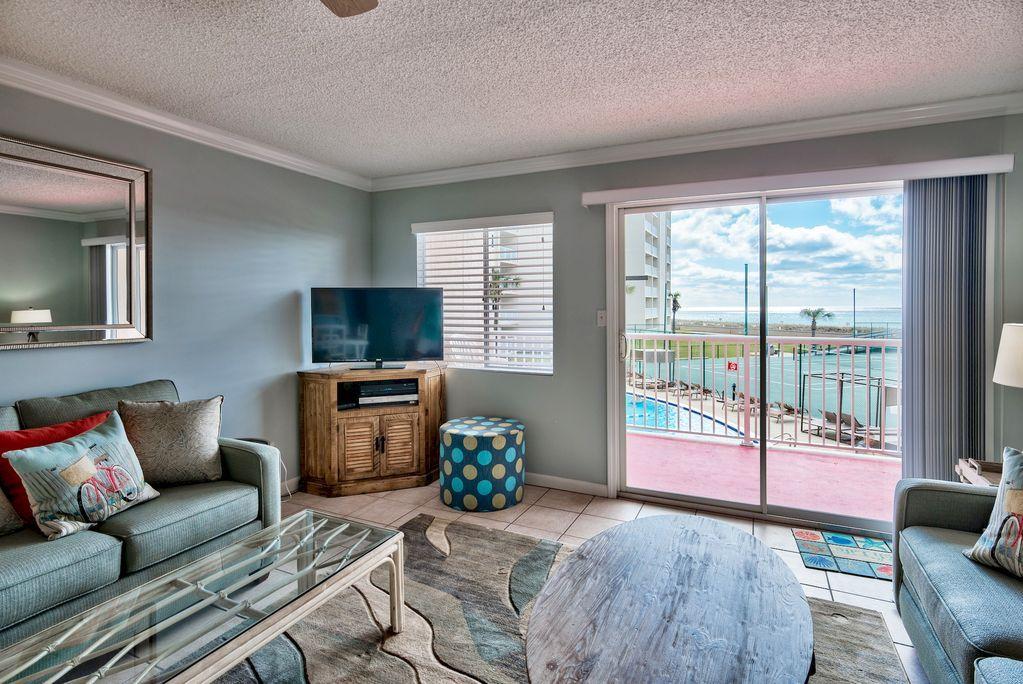 HOLIDAY SURF & RACQUET - Residential