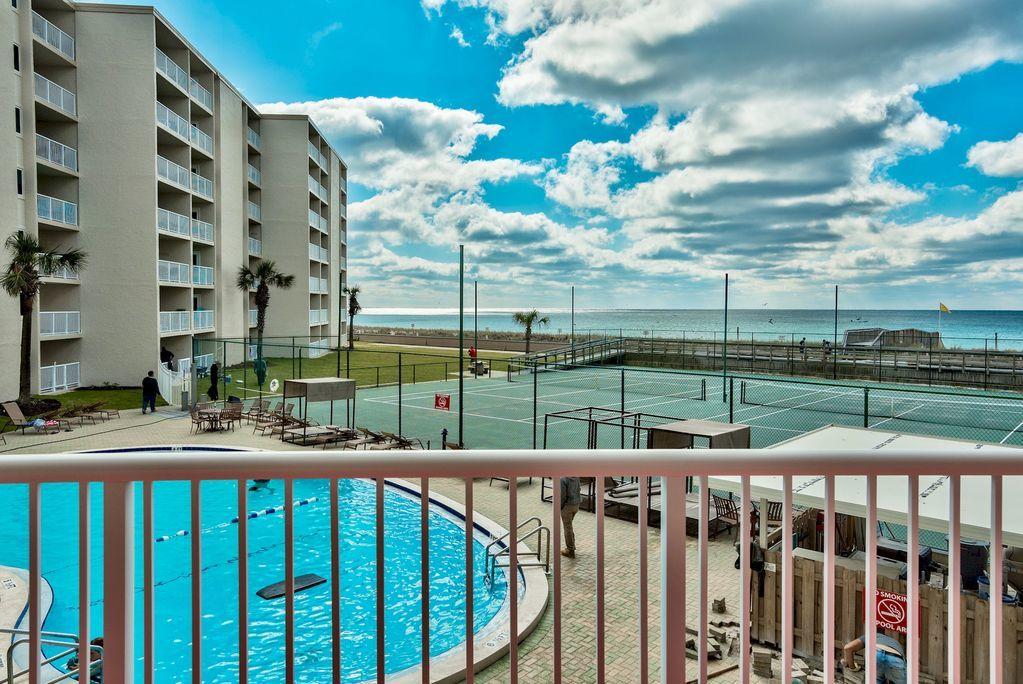 HOLIDAY SURF & RACQUET - Residential