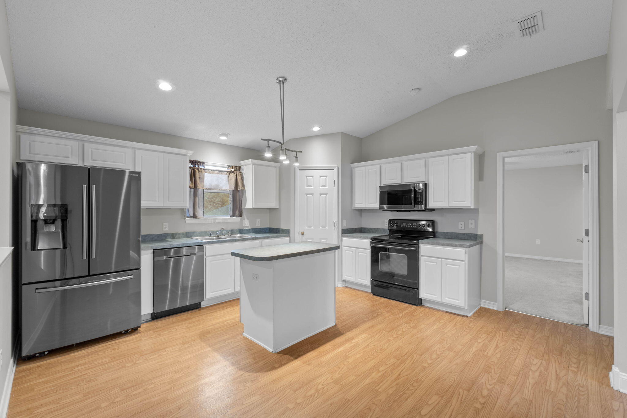 COUNTRYVIEW ESTATES 10TH ADDN - Residential Lease