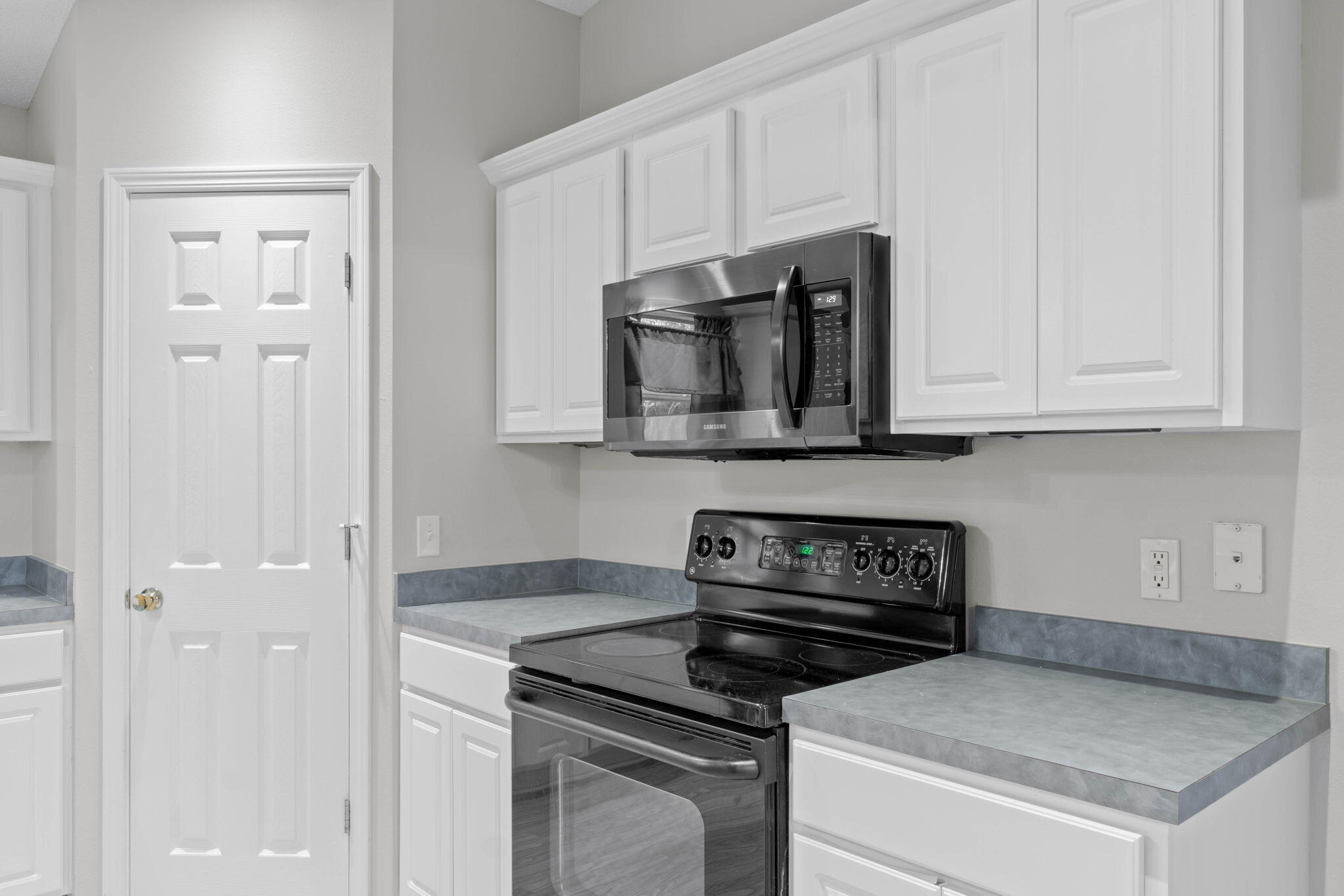 COUNTRYVIEW ESTATES 10TH ADDN - Residential Lease
