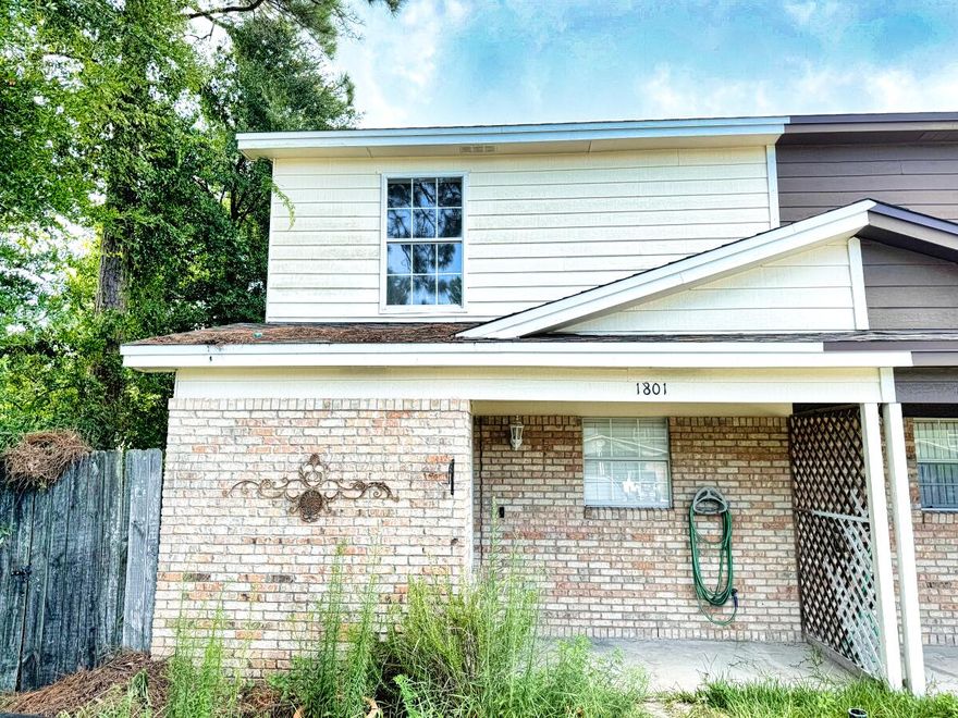 Back on market at NO FAULT of seller.Great investment unit or starter home! This property has a 2019 roof and newer fixtures throughout and both bedrooms have walk-in closets. Excellent location in Fort Walton Beach. End unit at the end of a cul-de-sac! How perfect! This unit is priced to sell.*The backyard will be taken care of by a licensed landscape company.*** Seller is offering an assumable VA loan at 3.5%**