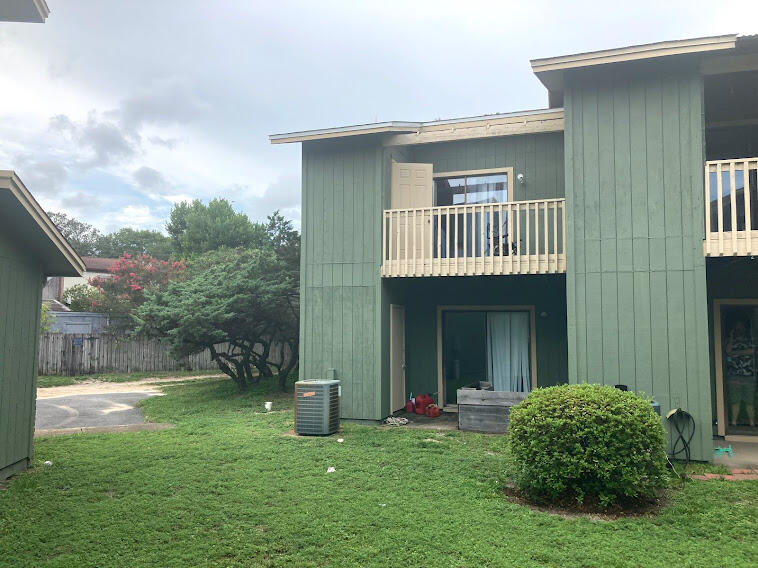 Cute 2 bedrooms 1.5 baths townhouse in a great school district. 1066 Square feet.Needs a little TLC. Priced well under market value for flip, buy and hold investors, or end-users.Needs carpet, touch up and paint. Roof 2.5 years old. HVAC is older and needs to be replaced. In HOA.Come with your imagination, your tool belt, and bring us an offer today!!This is a hidden gem in Fort Walton Beach.