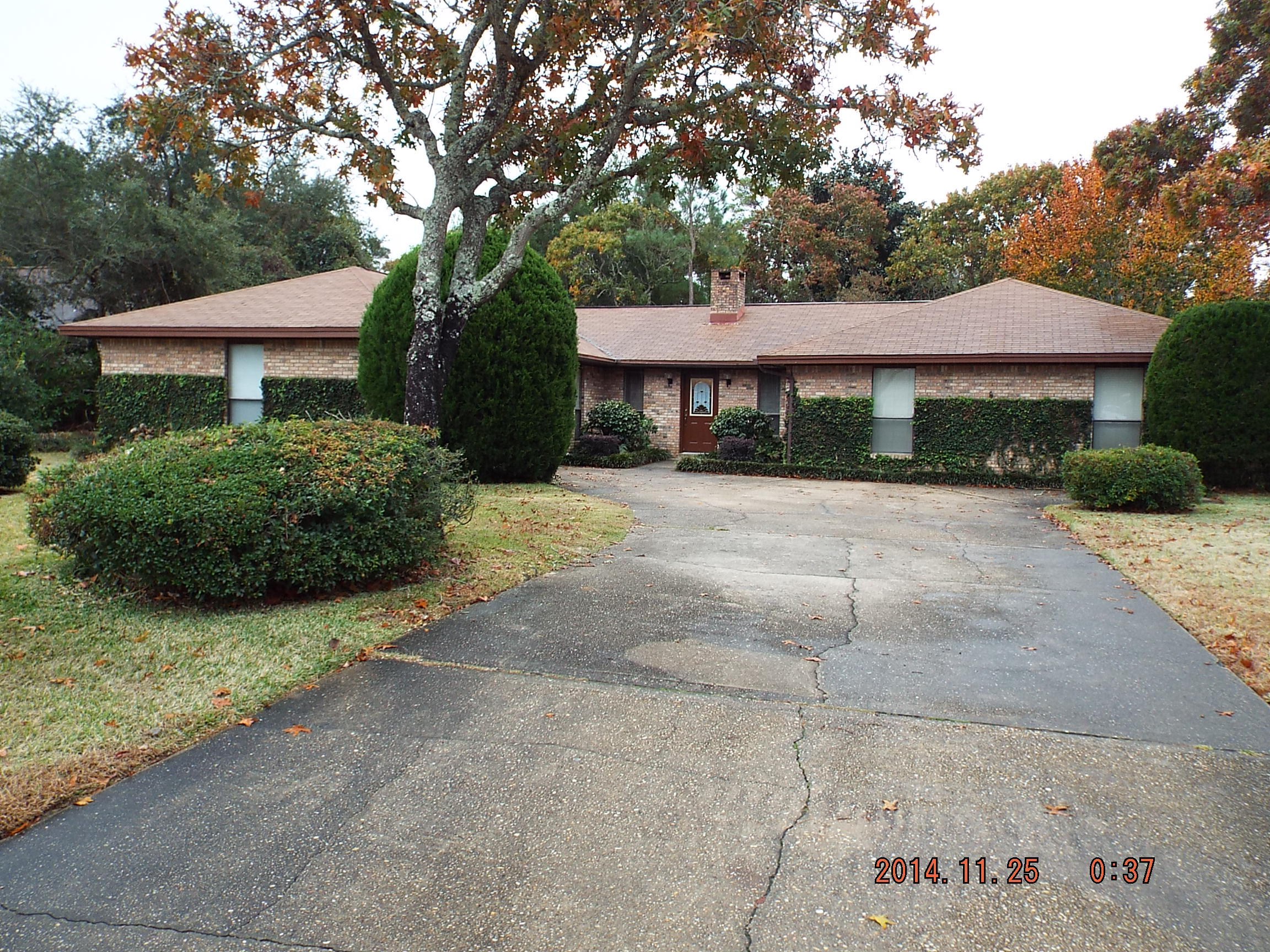 AMAZING VALUE in Raintree Estates, motivated seller has priced this home to sell at $16K below recent appraisal. A short 3-4 minute walk out the back yard gate and you are on the sandy beaches of the bay! Home is spacious w/a privacy fenced backyard which backs up to the natural preserve area, ensuring you can enjoy your privacy forever! As close as you can get to waterfront living w/out waterfront pricing! Home is not in flood zone so NO flood insurance required! Originally a 4 bedroom home, wall has been removed from smaller bedroom creating an expansive master suite with large sitting/dressing/computer area. Kitchen has granite countertops, newer appliances, 20'' tile, newly renovated bathrooms, fresh paint throughout, 2 separate living areas, new HVAC system in Feb 2014 w/3 year