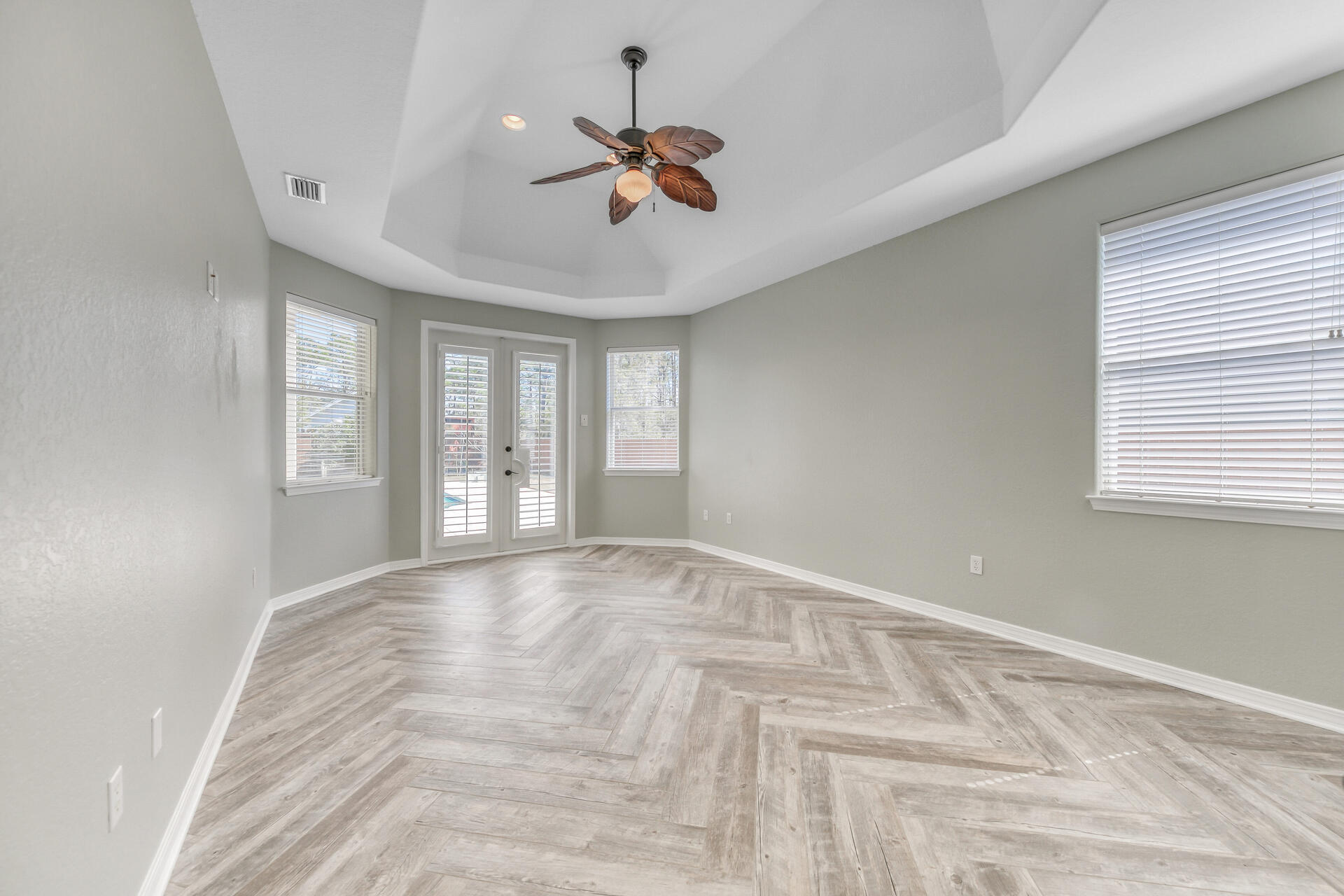 PELICAN BAY - Residential