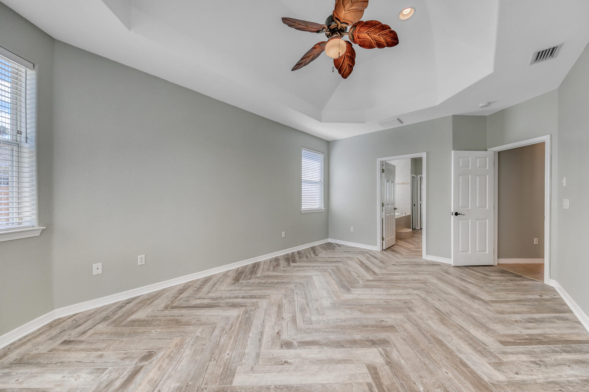 PELICAN BAY - Residential