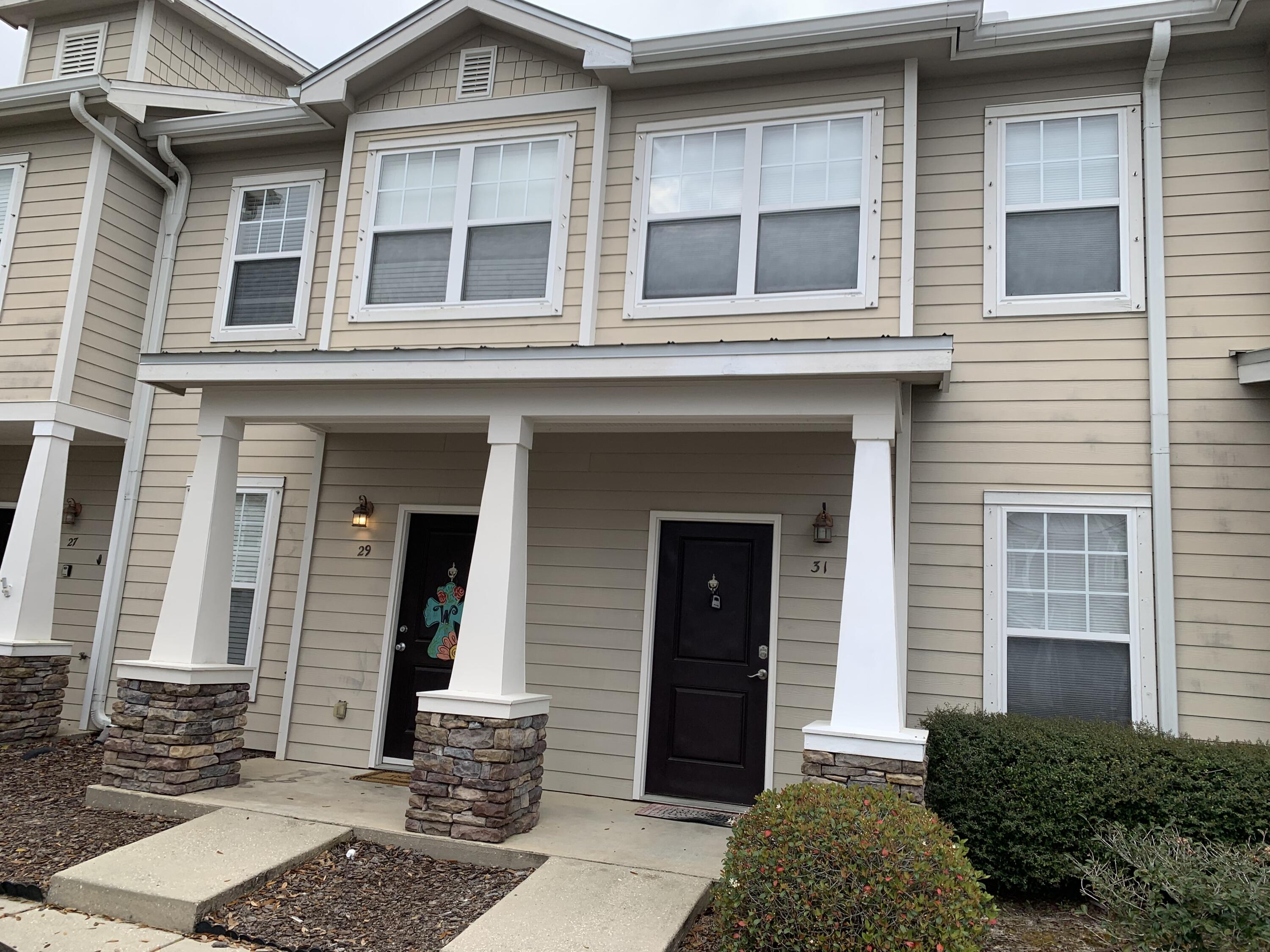 Great 2 bedroom/2 1/2 bath townhome in the Verandas of Freeport! This spacious floor plan offers open living, dining and kitchen area. It also features granite countertops, breakfast bar, covered back porch.