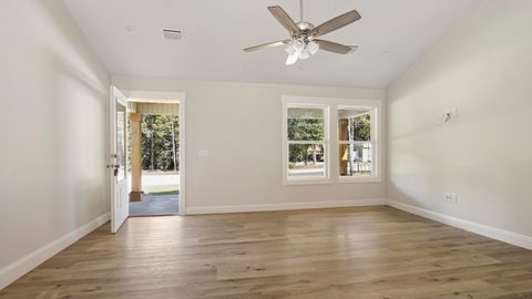 A home in DeFuniak Springs