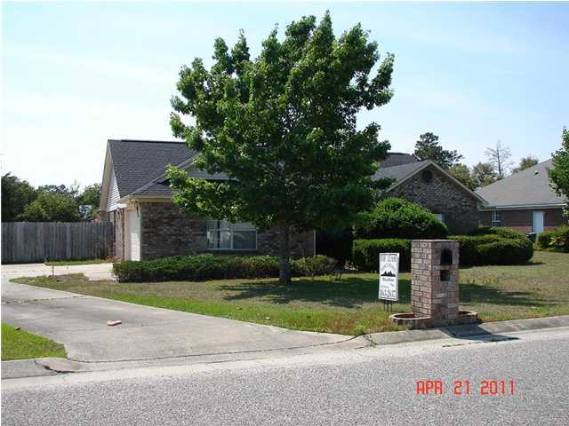 Open, bright floor plan. Split bedrooms, large fenced back yard. Ceiling fans through out. Close to golf course. This is a smoke free home.