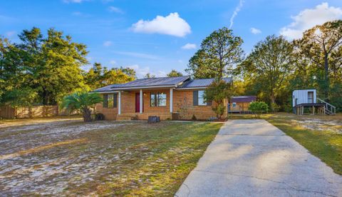 Photo of 552 Roberts Drive, DeFuniak Springs, FL 32433 (MLS # 989687)
