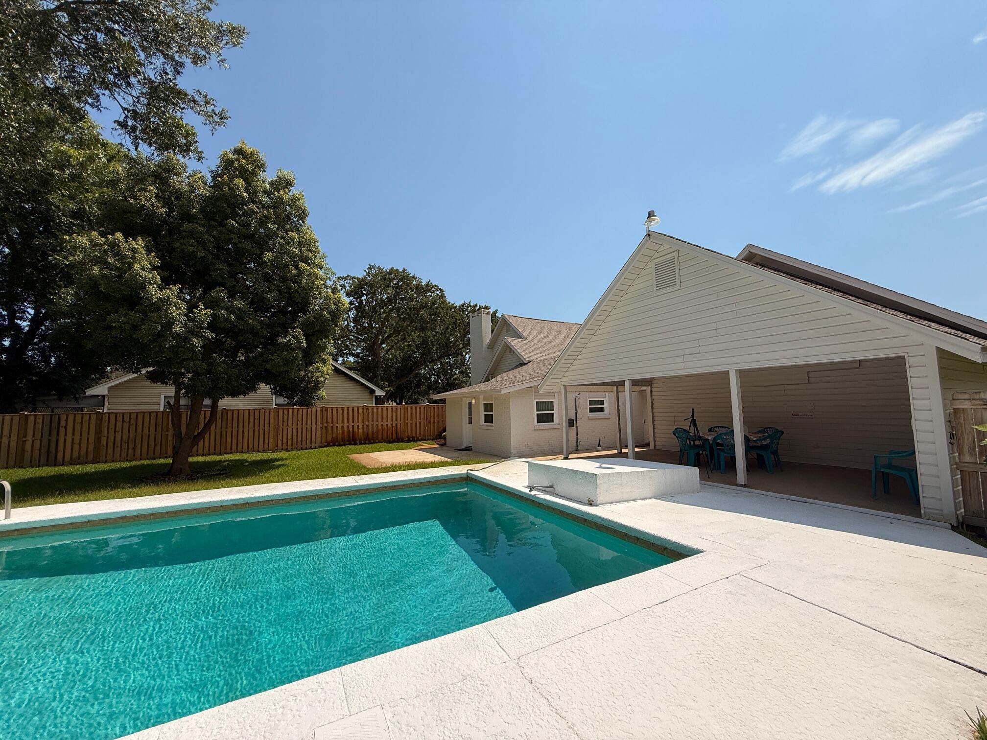 CLOVERDALE S/D 1ST ADDN - Residential