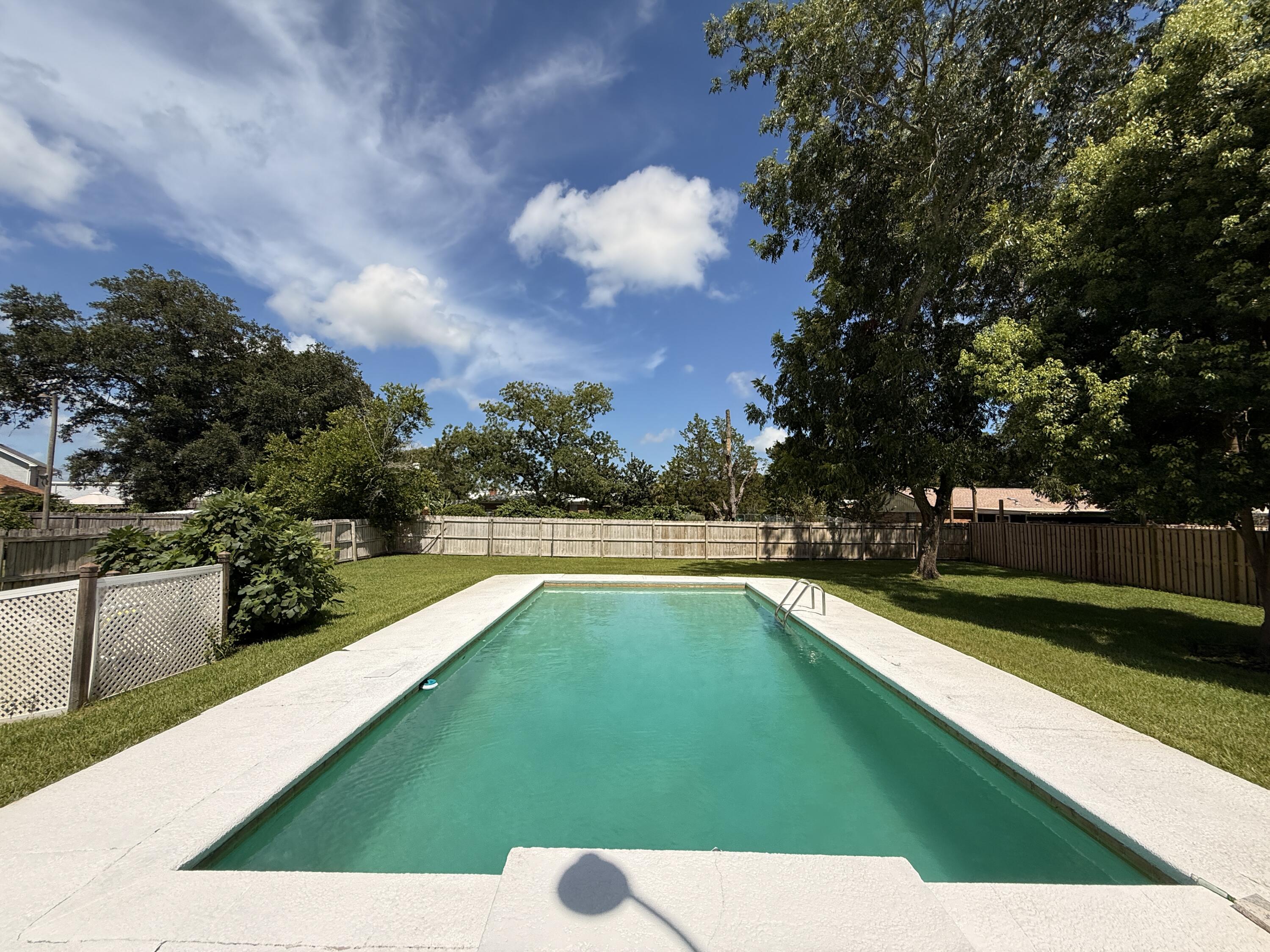 CLOVERDALE S/D 1ST ADDN - Residential