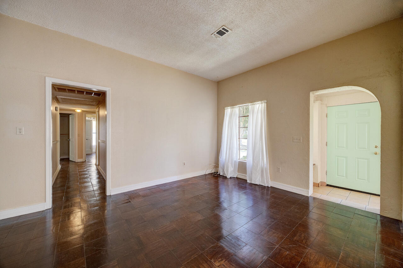 ELLIOTTS POINT - Residential