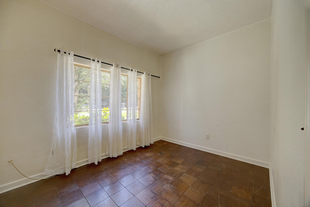 ELLIOTTS POINT - Residential