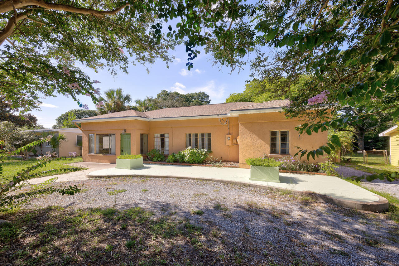 ELLIOTTS POINT - Residential