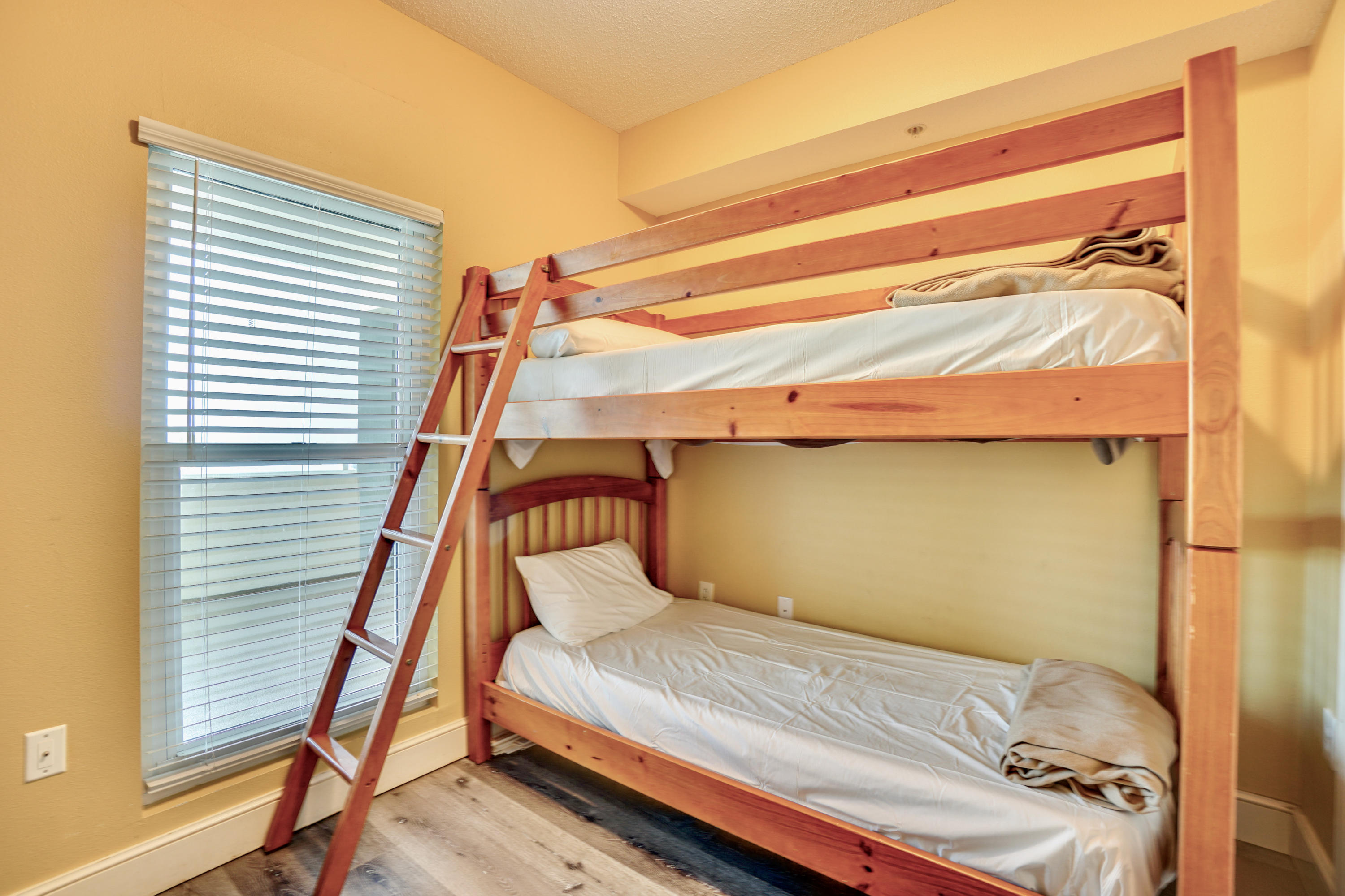 MAJESTIC BEACH TOWERS I - Residential