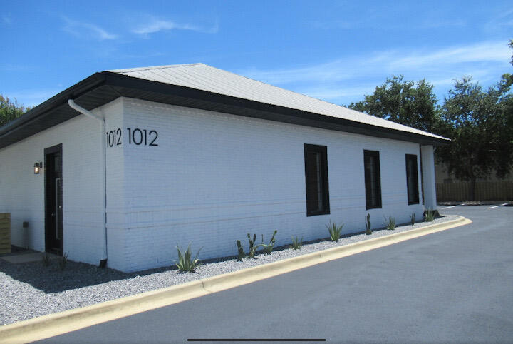 Individual office suites for rent in Destin!Each suite includes utilities, common area cleaning, and internet. The common area inside each unit includes a restroom, kitchenette, and reception area. Other suites in the unit may be available to create a multiple suite office!Located in a desirable area with high demand for commercial space.Close proximity to amenities, transportation, and major highways.