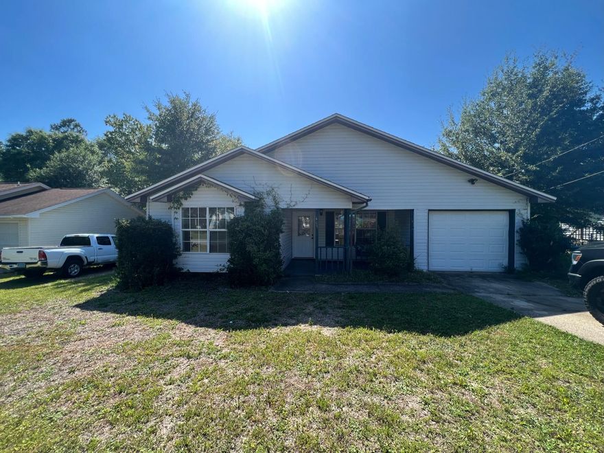 THIS 3BD, 2BA HOME FEATURES A FAMILY ROOM, SPLIT BEDROOM FLOOR PLAN, FULLY EQUIPPED KITCHEN WITH STAINLESS STEEL APPLIANCES, DINING ROOM, GARAGE WITH LAUNDRY ROOM. COVERED FRONT PORCH. OPEN BACK DECK. FENCED BACK YARD. GREAT HOME SOUTH OF I-10 and south of PJ Adams Rd.