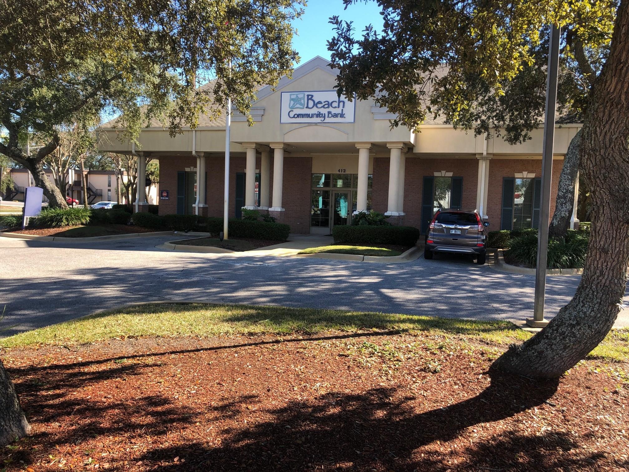 6,090 Class A Office/Bank building with carport/drive through teller line.