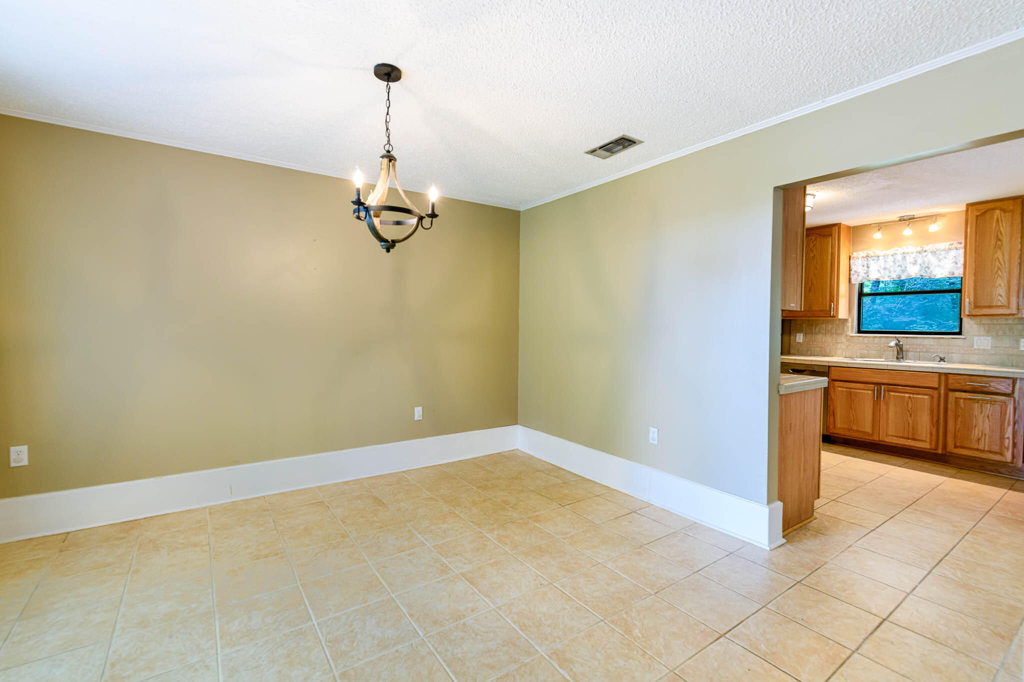 VALPARAISO PINECREST 6 - Residential Lease