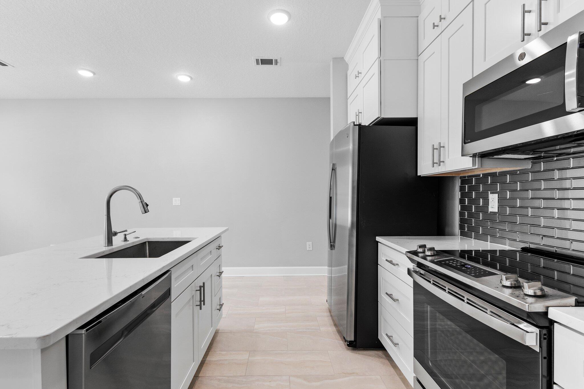 HELMS & ALLEN S/D LOTS 17 & 18 BLK 3 - Residential Lease