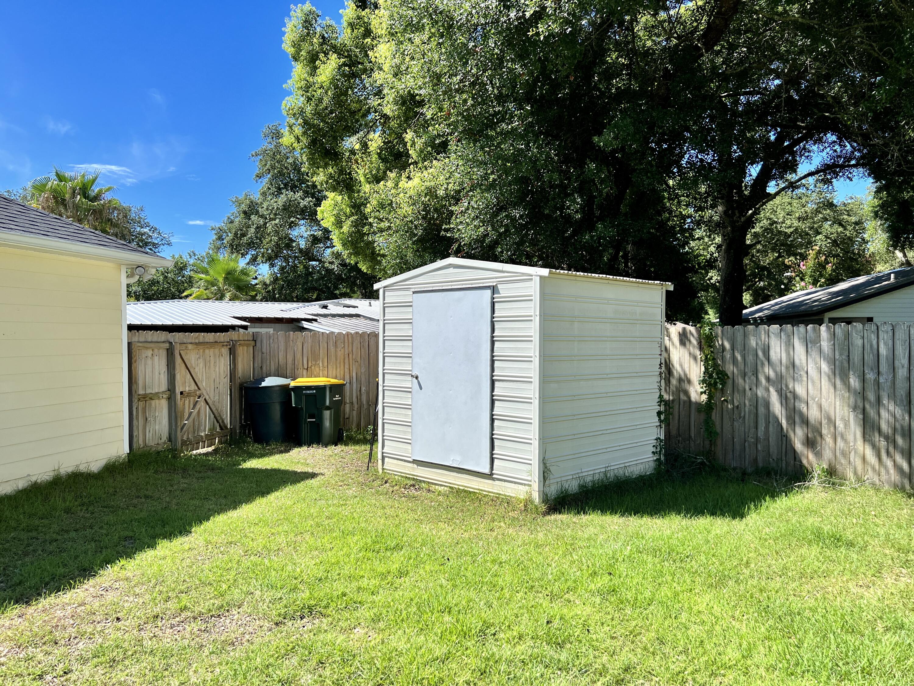 ELLIOTTS POINT - Residential
