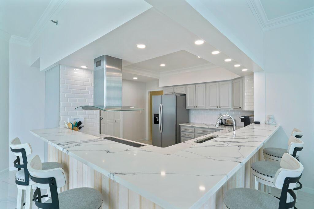 REGENCY TOWERS - Residential