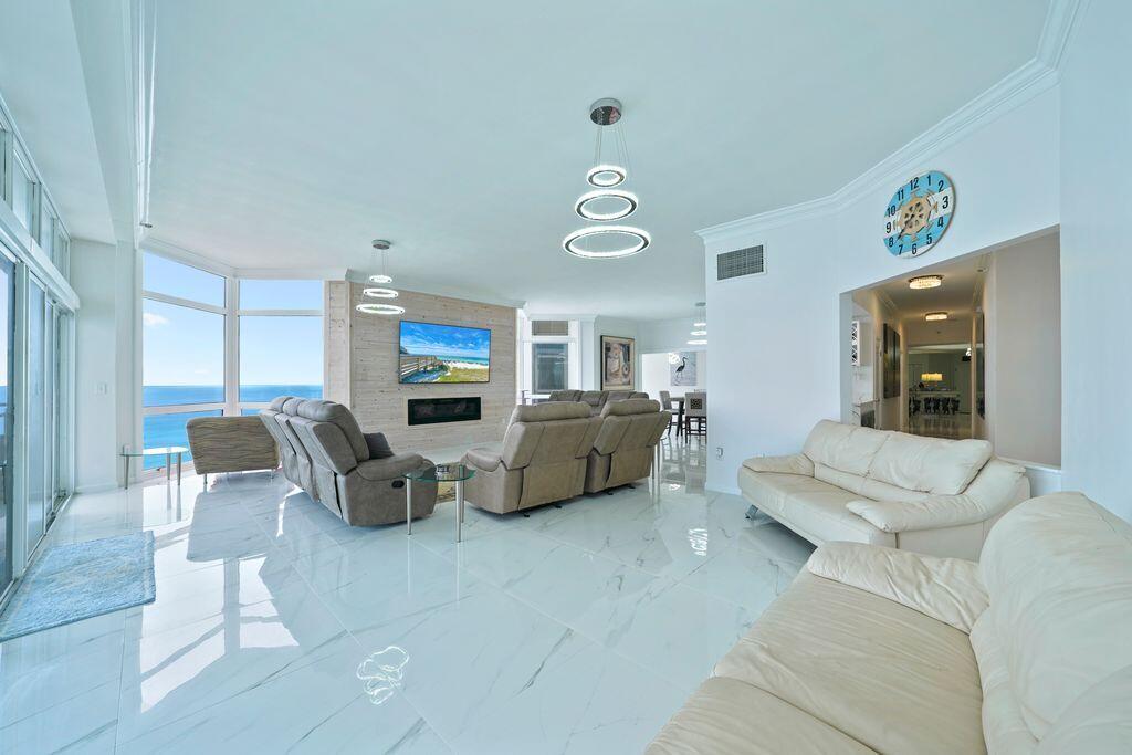 REGENCY TOWERS - Residential