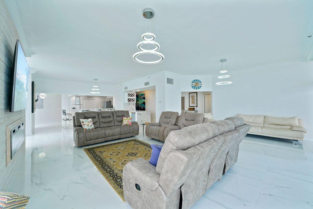 REGENCY TOWERS - Residential