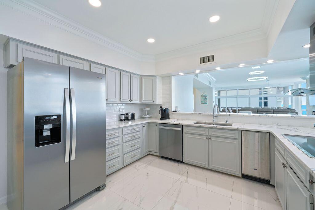 REGENCY TOWERS - Residential