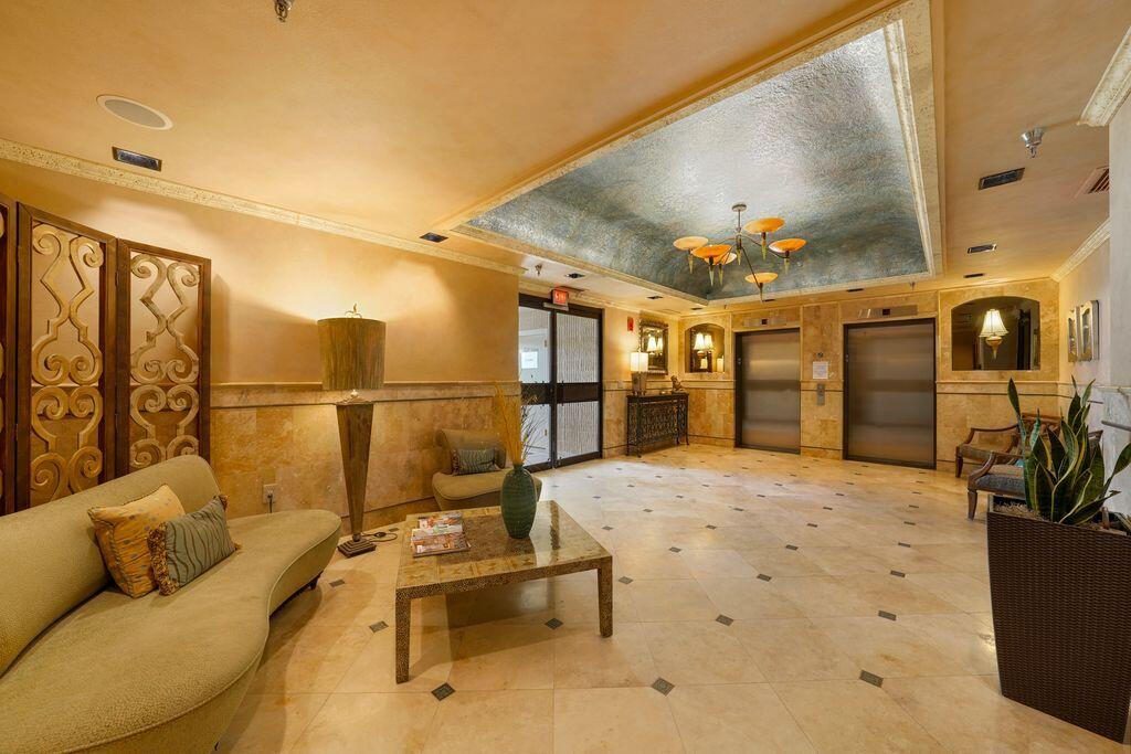 REGENCY TOWERS - Residential