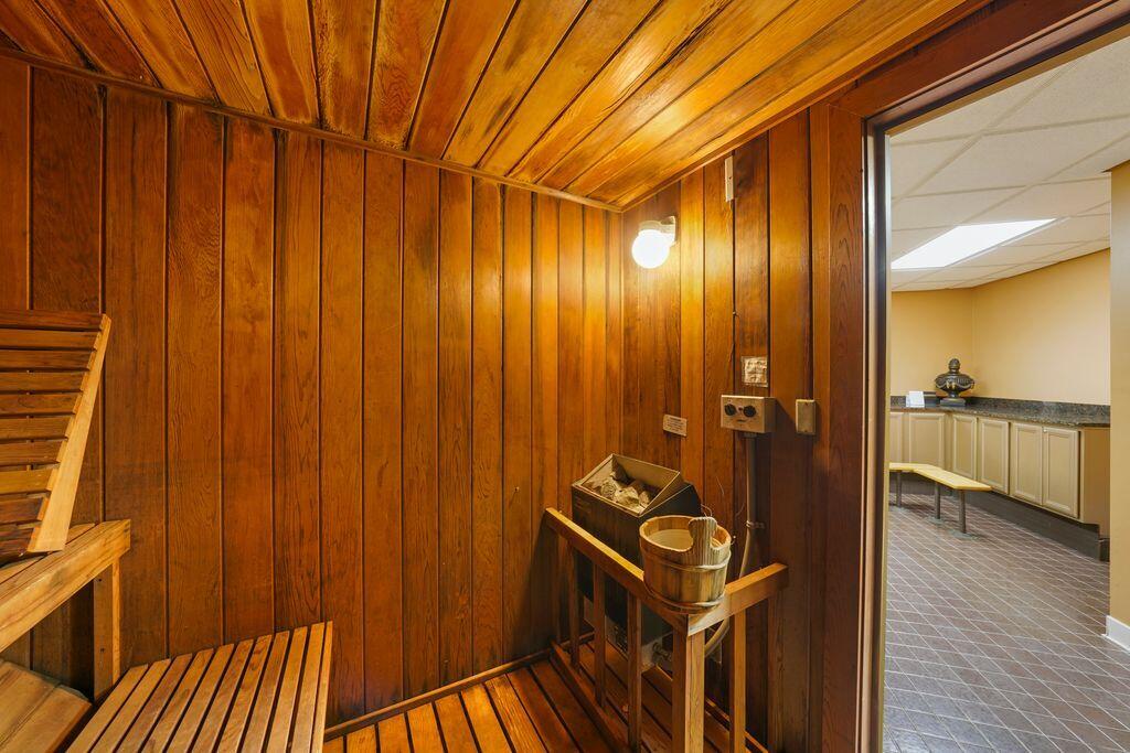 REGENCY TOWERS - Residential