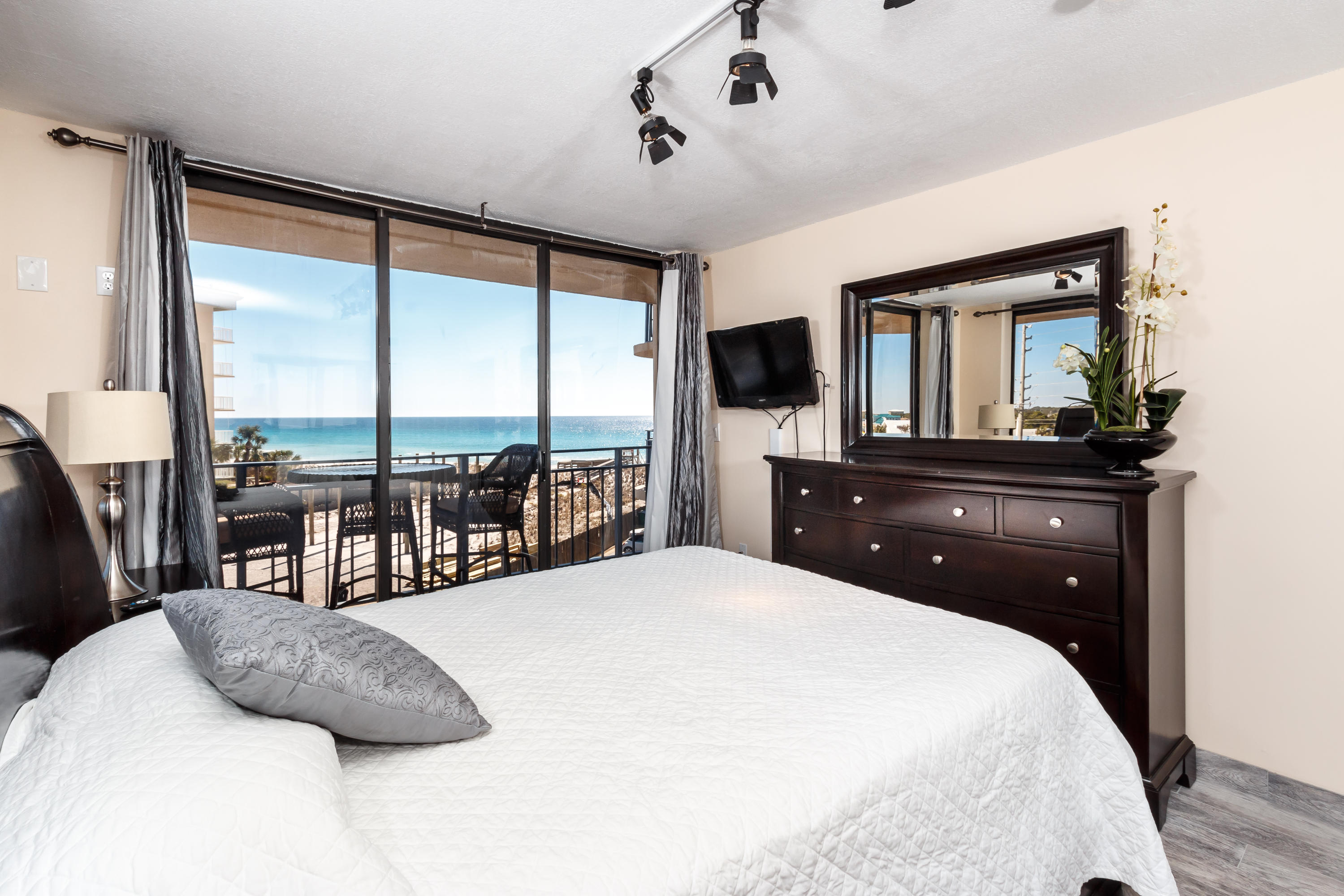 NAUTILUS CONDO - Residential