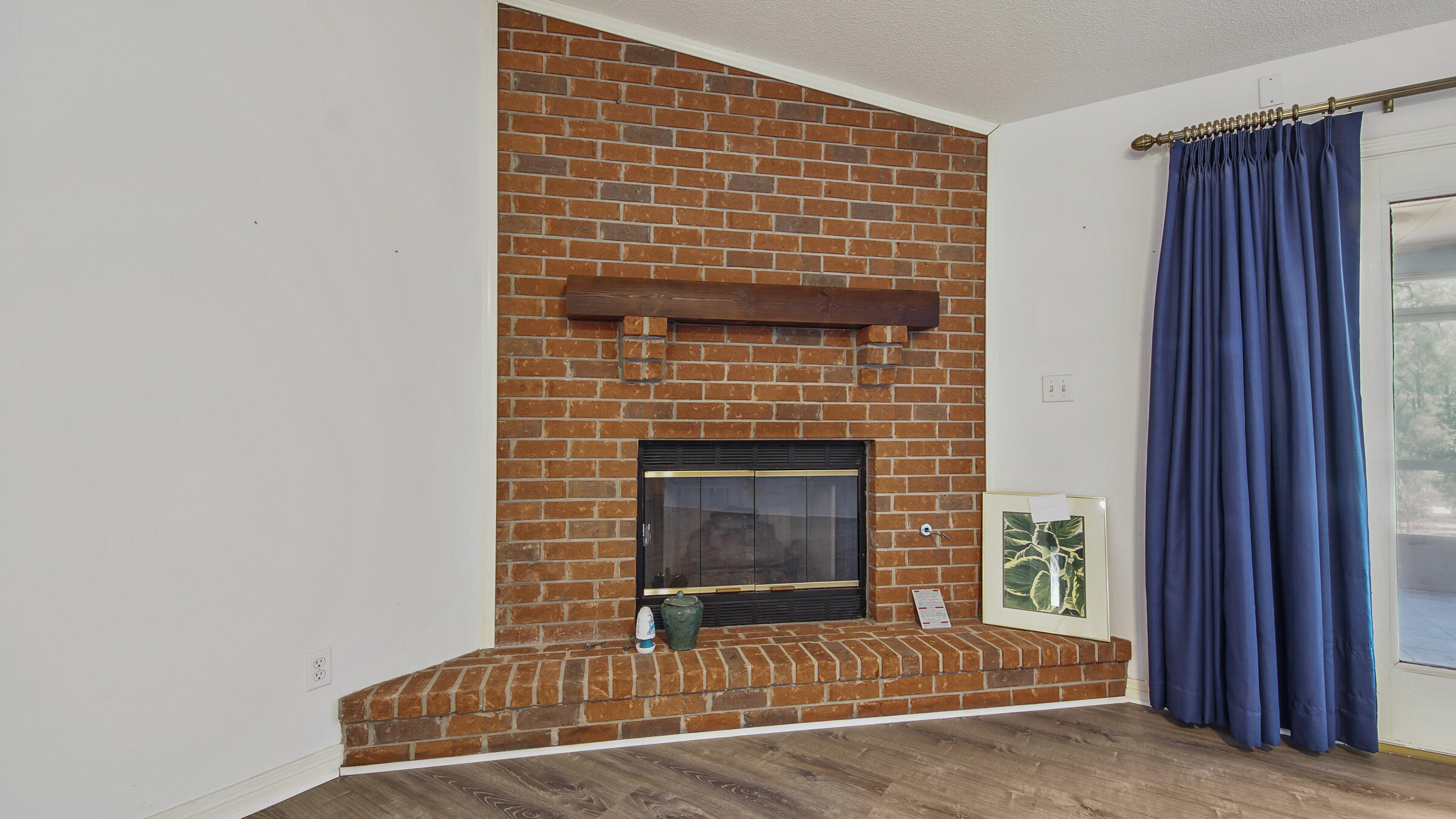 PINE SHORES - Residential